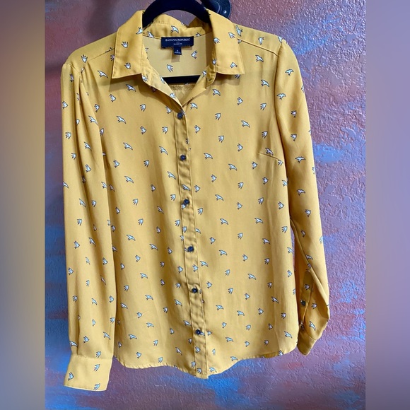 Banana Republic Tops - Banana Republic Classic fit button up blouse